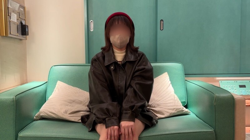 FC2-PPV-4769004 21岁，朴素可爱的餐厅服务生。她被无法抗拒的快感逼到高潮，对插入她体内的生肉鸡巴上瘾。